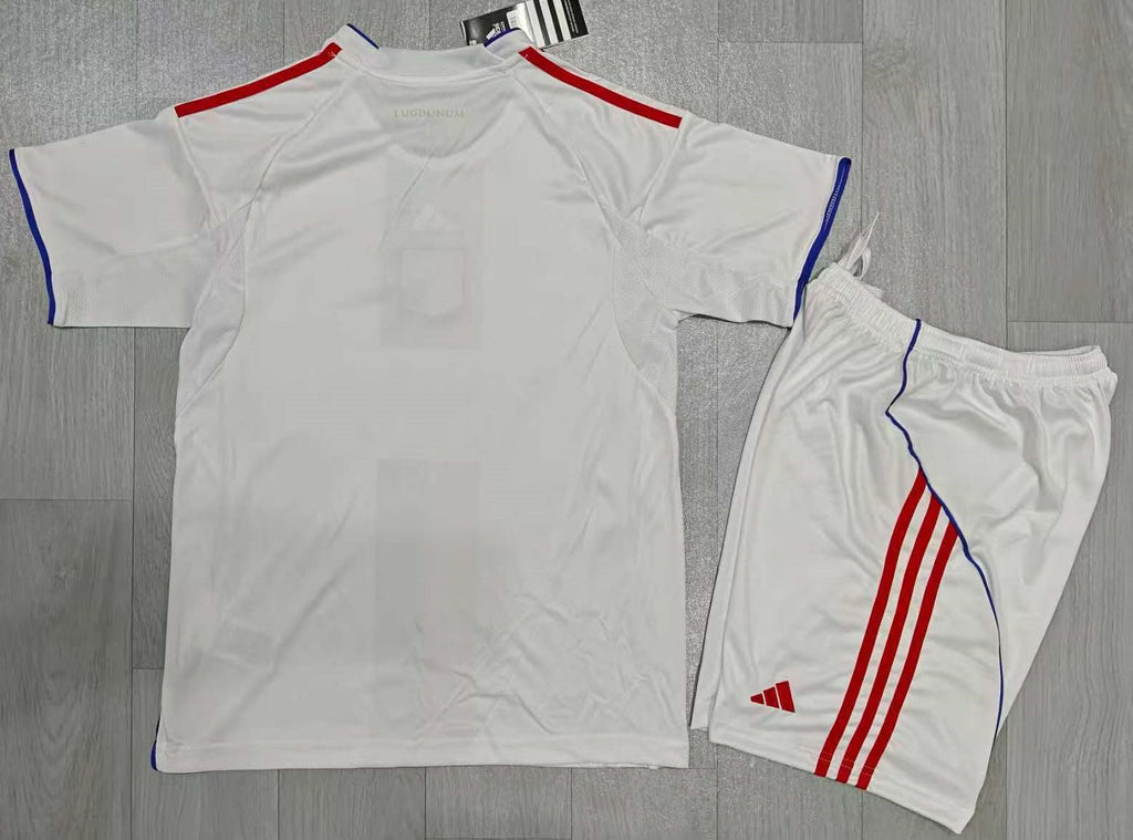 Ensemble enfant Olympique Lyonnais Le 12 -ème Maillot avec maillot et short bleus, pour supporter l'équipe de football.
