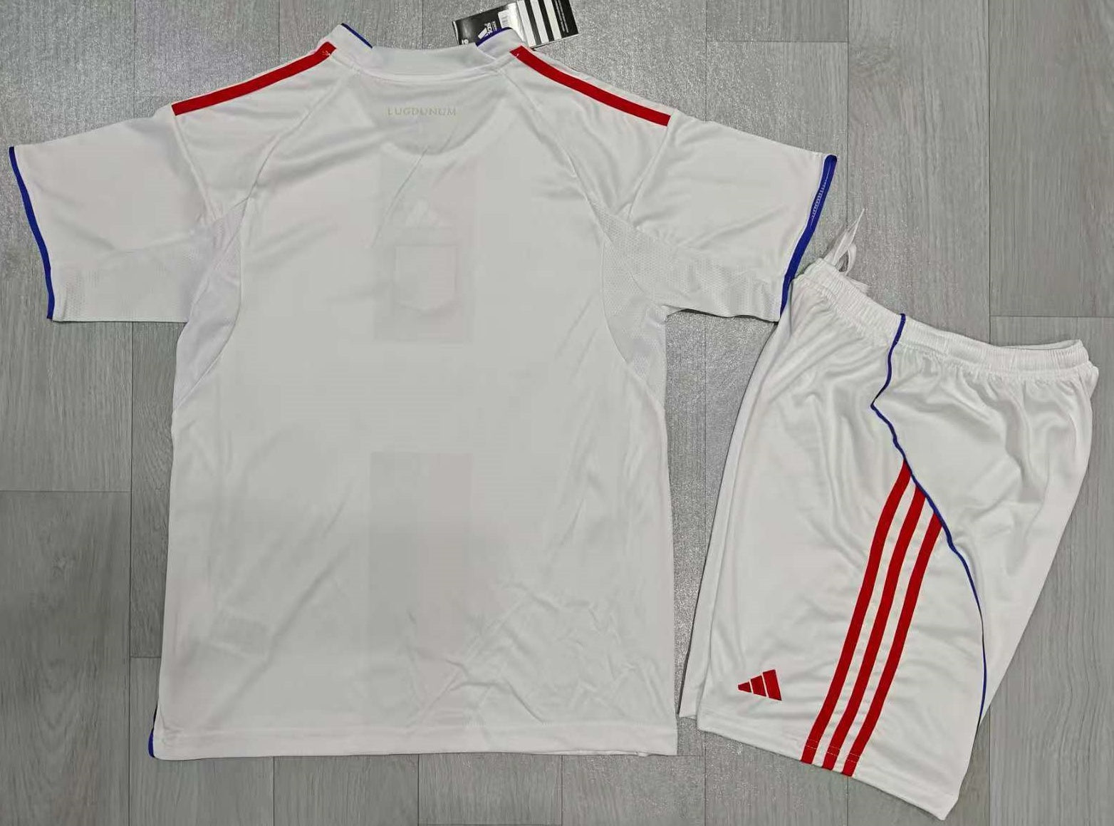 Ensemble enfant Olympique Lyonnais Le 12 -ème Maillot avec maillot et short bleus, pour supporter l'équipe de football.