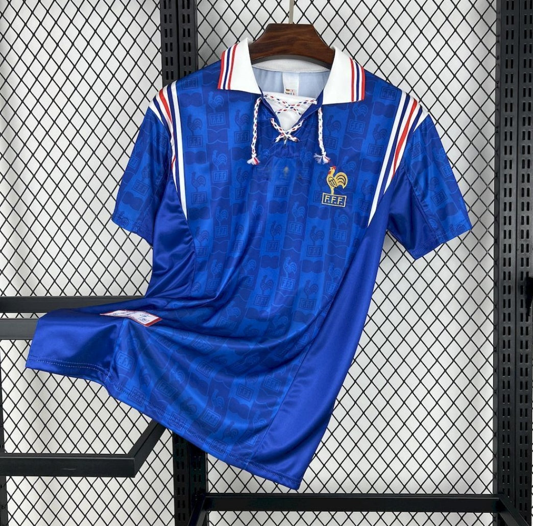 Maillot domicile rétro France 1996, marque Le 12 -ème Maillot, vue de face avec design classique bleu, blanc et rouge.