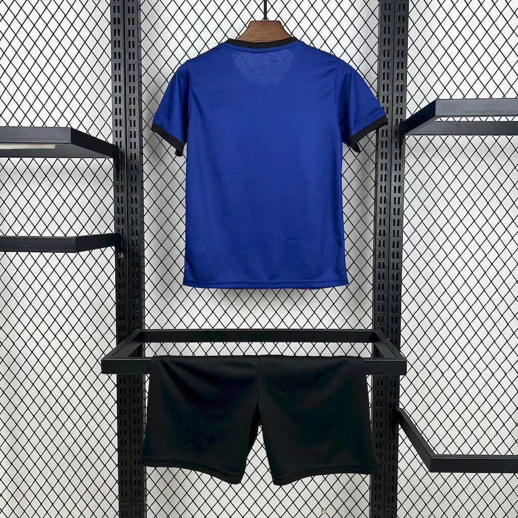 Jeune enfant portant le kit FC Barcelone concept 2025-26 de Le 12 -ème Maillot, maillot bleu et grenat avec logo du club.