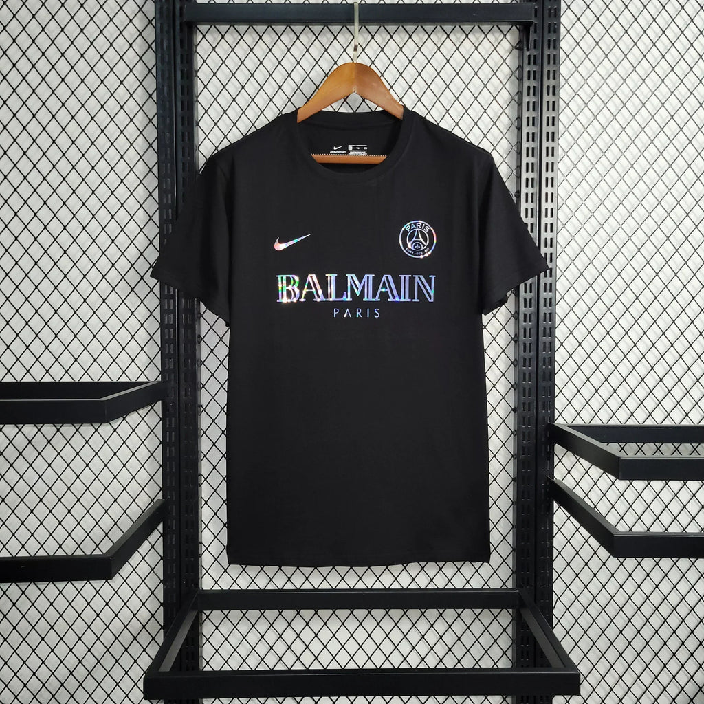 Maillot Paris Saint-Germain saison 2023-2024 édition concept de la marque Le 12 -ème Maillot, vue de face avec logo et détails colorés.