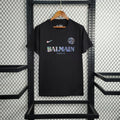 Maillot Paris Saint-Germain saison 2023-2024 édition concept de la marque Le 12 -ème Maillot, vue de face avec logo et détails colorés.