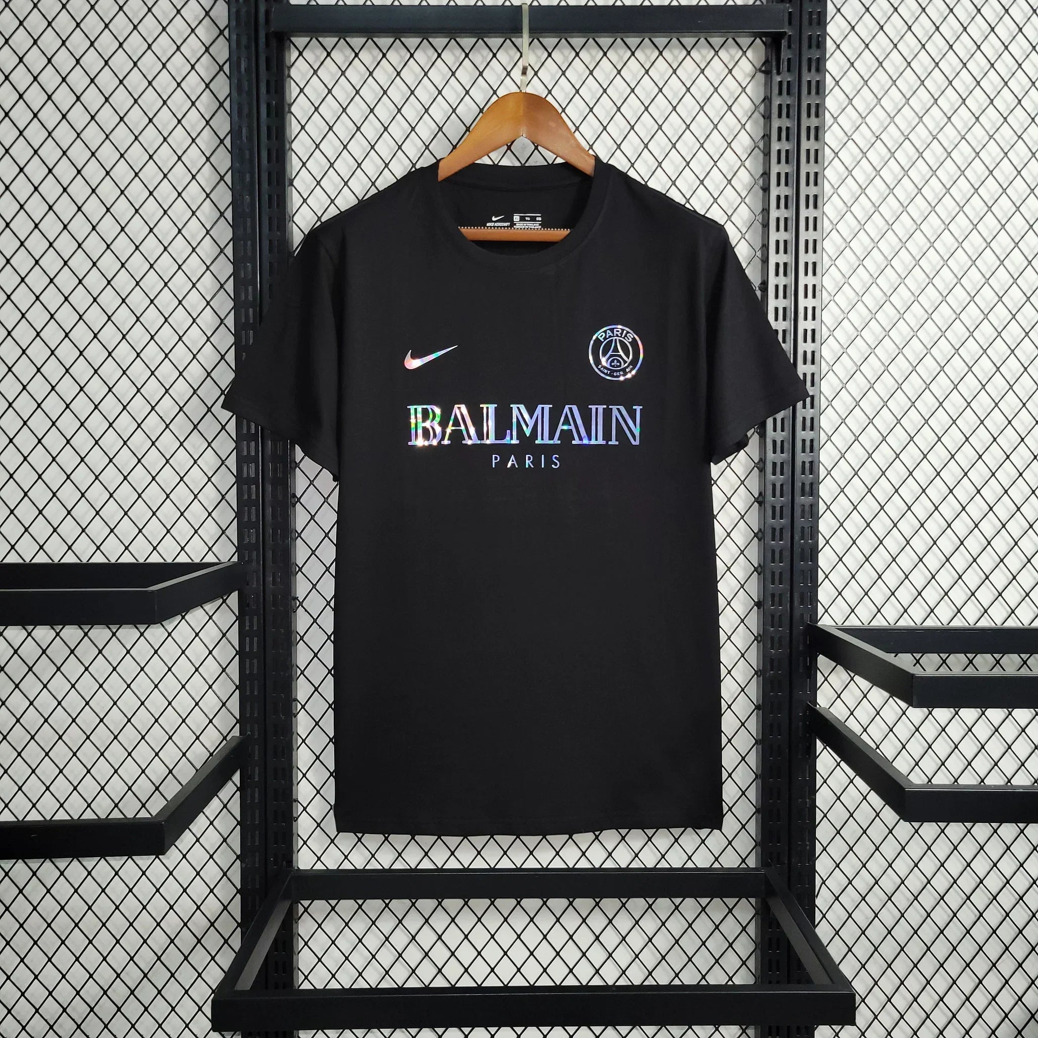 Maillot Paris Saint-Germain saison 2023-2024 édition concept de la marque Le 12 -ème Maillot, vue de face avec logo et détails colorés.