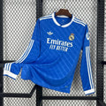 Maillot manches longues Real Madrid 2025-26, Le 12-ème Maillot, en tissu blanc avec logo et détails en bleu.
