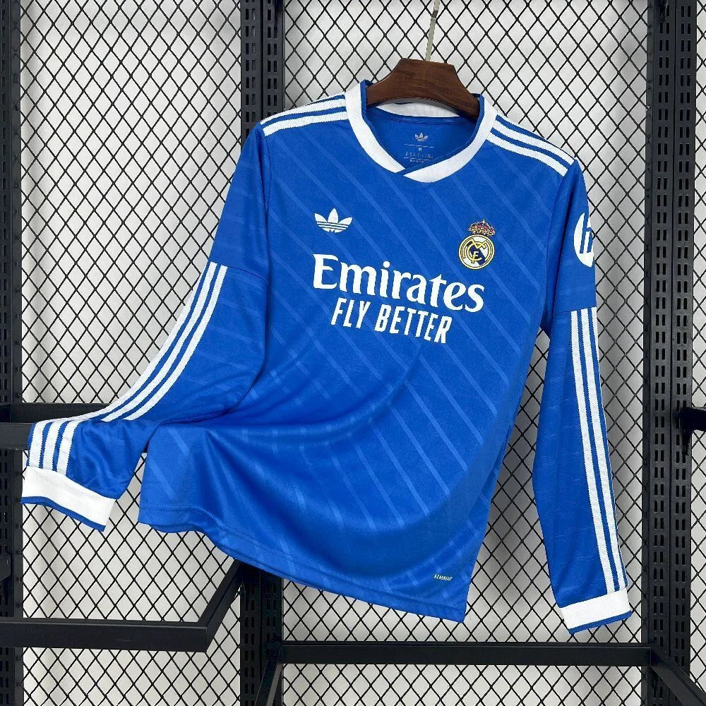 Maillot manches longues Real Madrid 2025-26, Le 12-ème Maillot, en tissu blanc avec logo et détails en bleu.