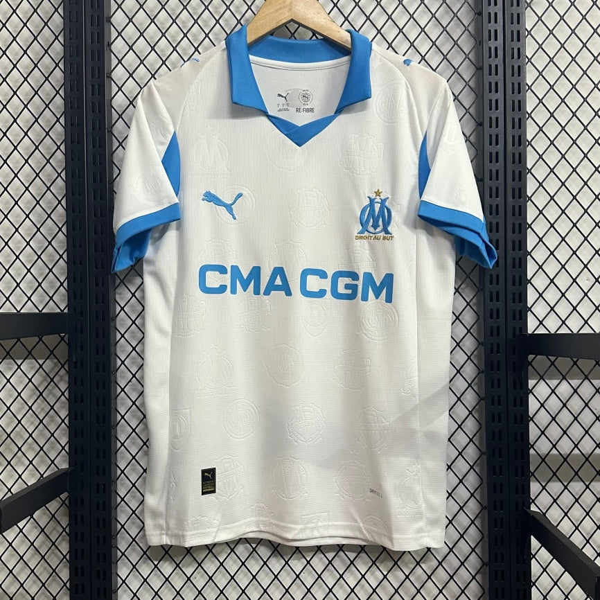 Maillot domicile Marseille 25/26 Le 12 -ème Maillot, maillot de football blanc et bleu avec logo et détails du club.