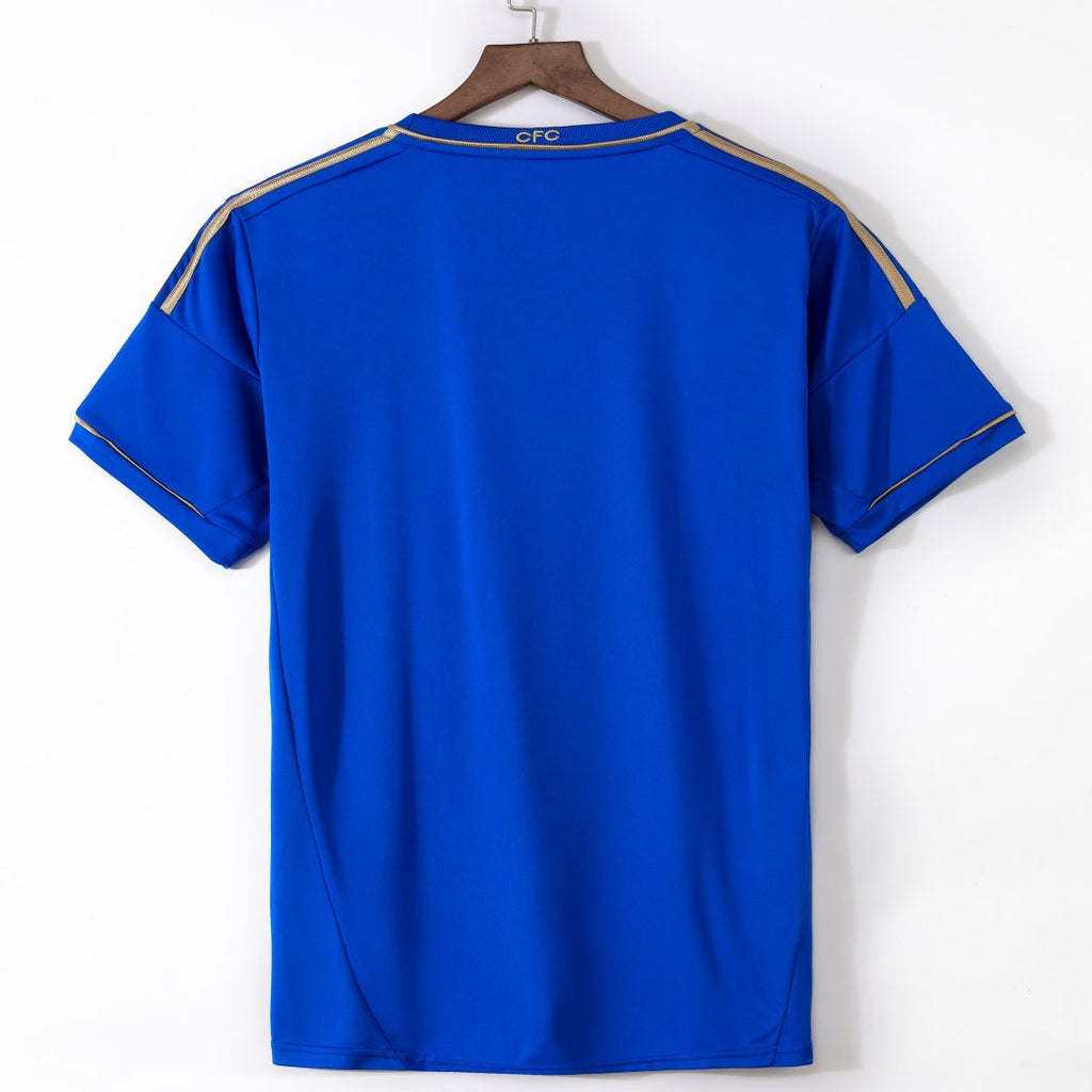 Maillot domicile Chelsea 2012-2013 rétro, marque Le 12-ème Maillot, maillot de football bleu avec logo et détails rétro.