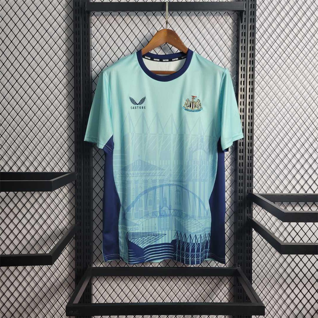 Maillot d'entraînement Newcastle 2022-23, marque Le 12 -ème Maillot, vue front avec logo et détails du maillot de football.