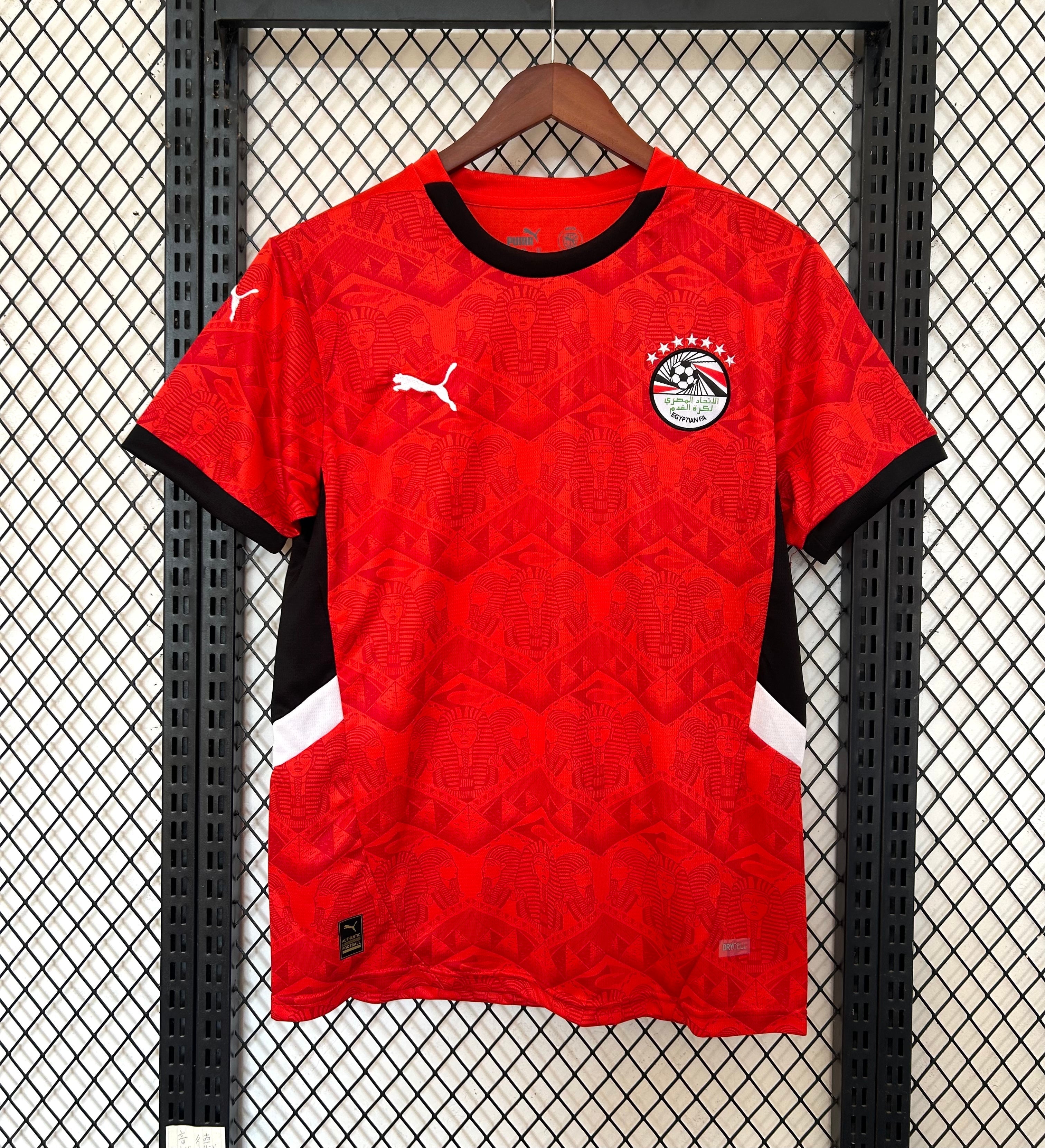 Maillot domicile 24/25 Égypte Le 12 -ème Maillot, maillot de football avec logo et design rouge et blanc, vue de face