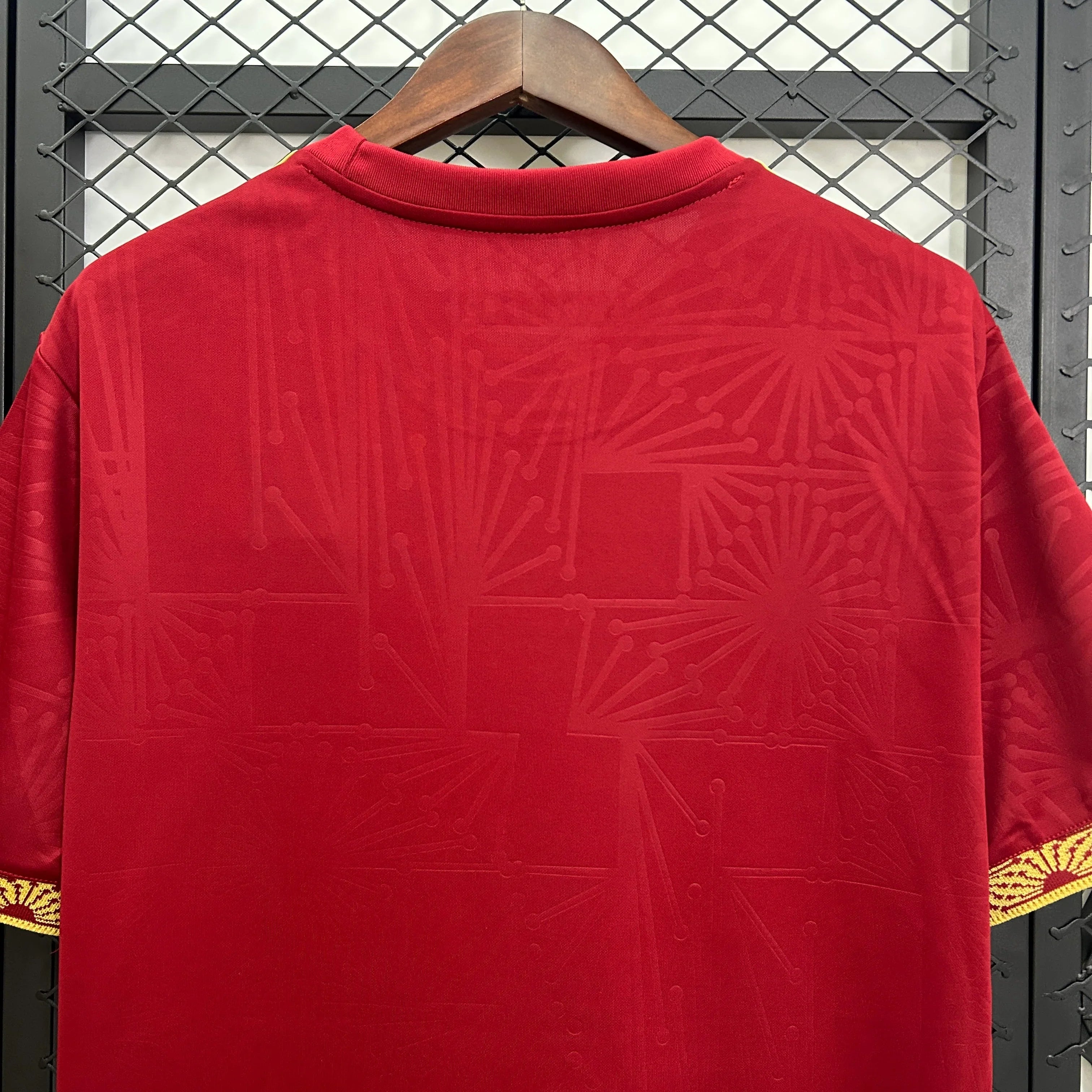 Maillot de football rouge Mexique Concept 2025 de Le 12 -ème Maillot, vue de face avec logo et détails colorés.