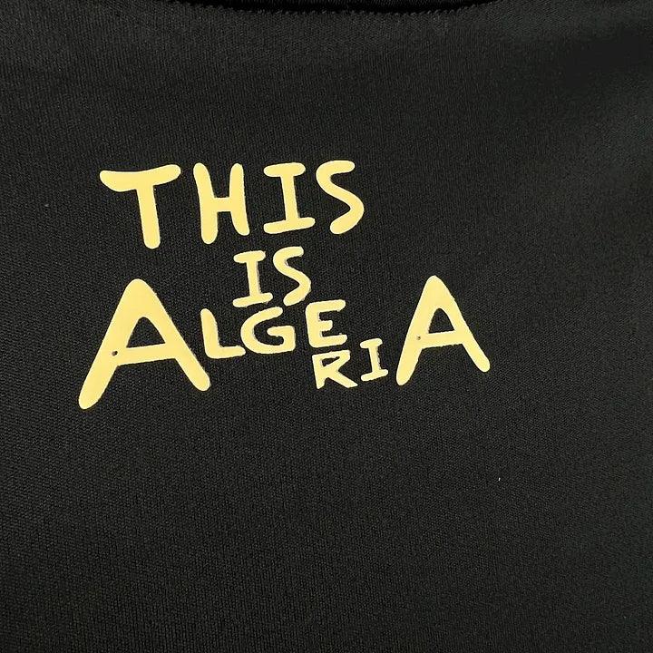Maillot de football noir de l'Algérie 2025-2026, marque Le 12 -ème Maillot, vue front avec logo et détails du design.