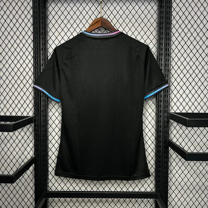 Maillot Inter Miami de football 2024-2025, concept, fabriqué par Le 12 -ème Maillot, vue de face avec logo et design moderne