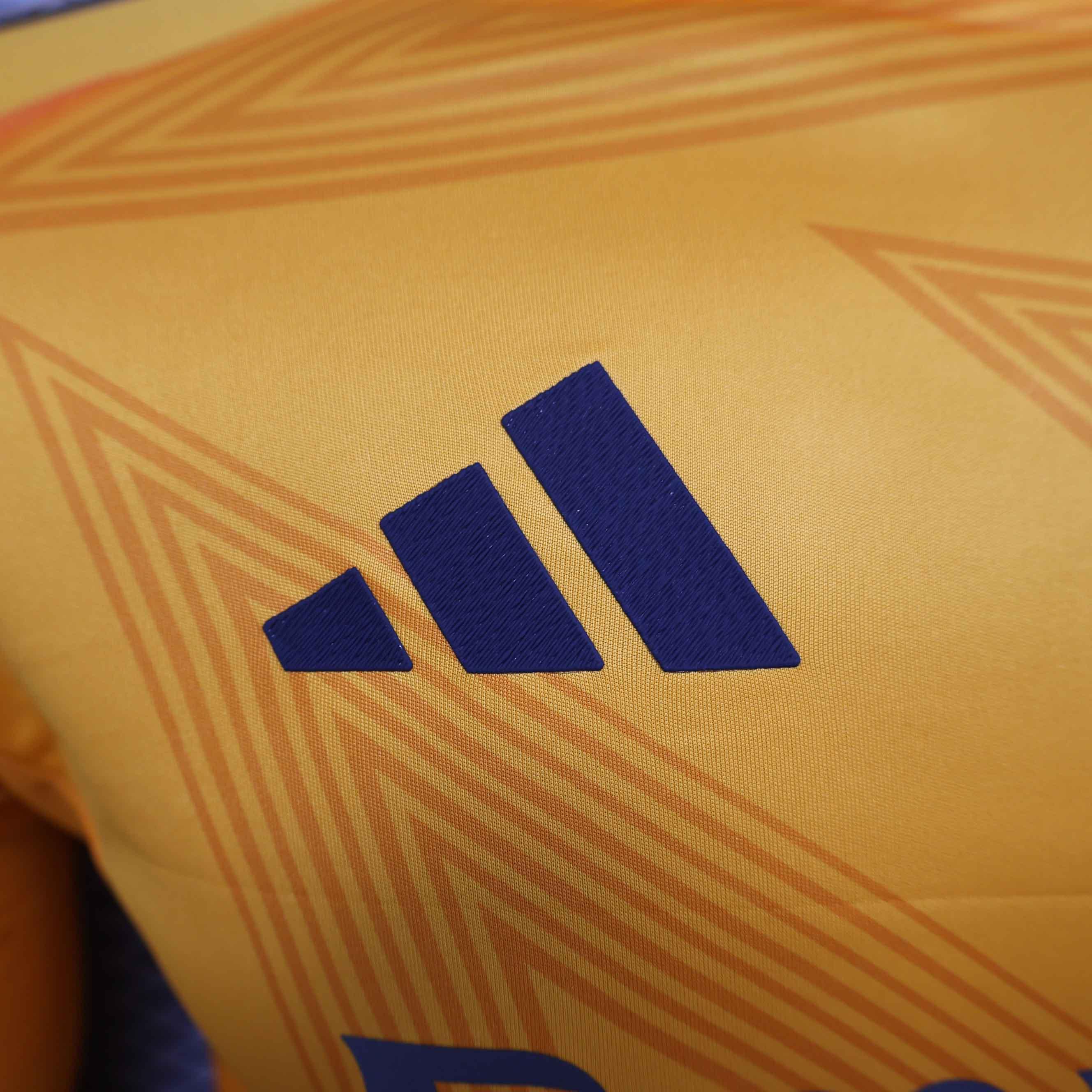 Maillot à manches longues 24-25 Real Madrid Le 12 -ème Maillot, maillot de football blanc avec logo du club et détails sportifs.