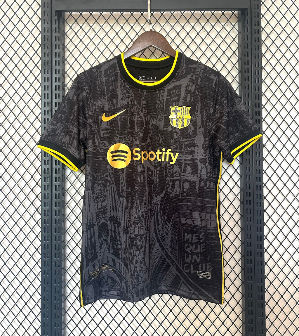 Maillot de football Barcelone 24/25 Le 12 -ème Maillot, maillot spécial avec logo et design distinctif, vue de face.