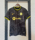 Maillot de football Barcelone 24/25 Le 12 -ème Maillot, maillot spécial avec logo et design distinctif, vue de face.
