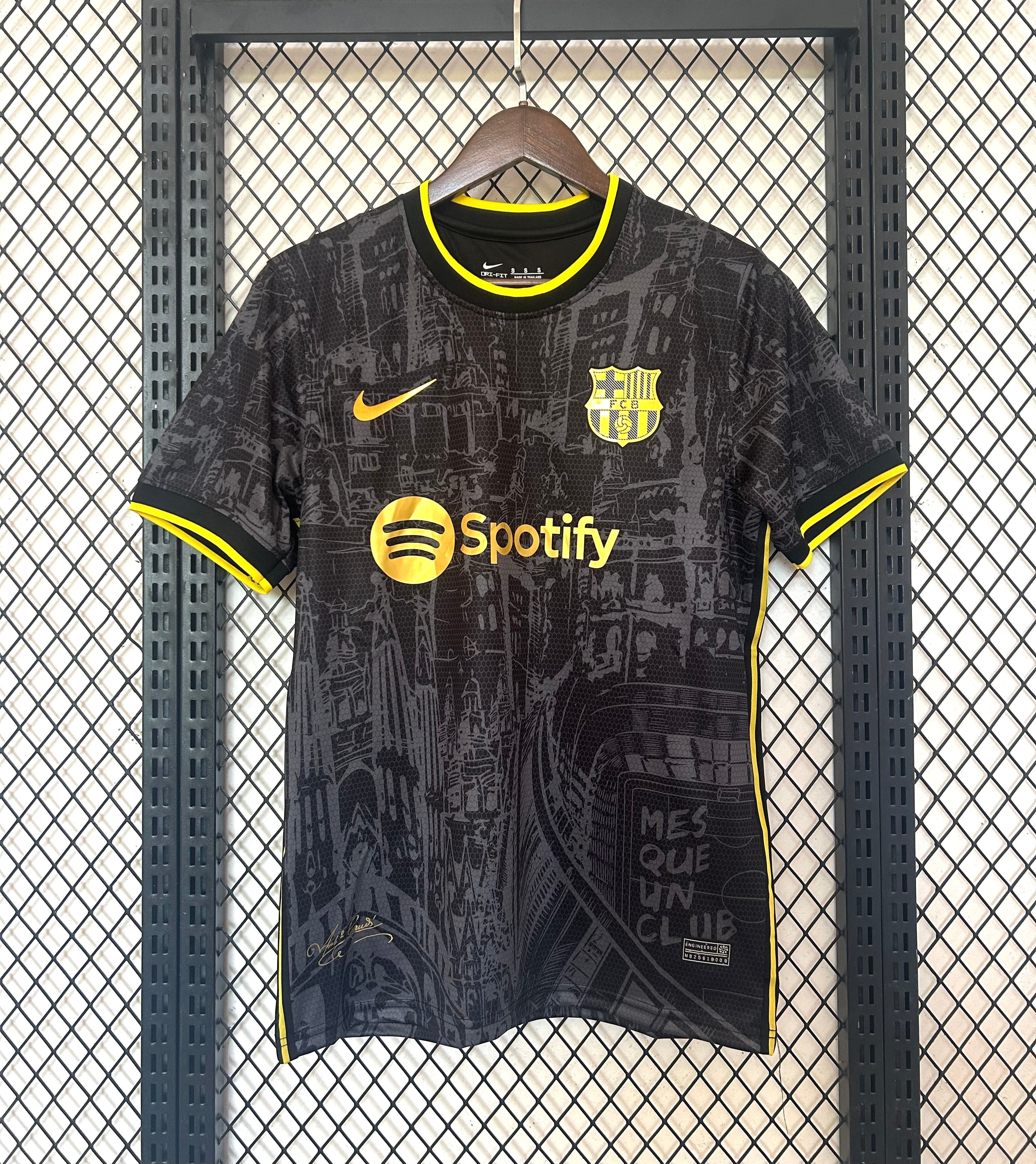 Maillot de football Barcelone 24/25 Le 12 -ème Maillot, maillot spécial avec logo et design distinctif, vue de face.