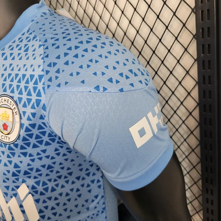Maillot Manchester City 2023 2024 Le 12 -ème Maillot, jersey de football avec logo et design officiel, vue front de face.