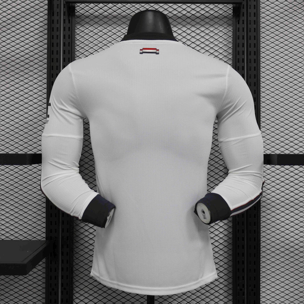 Maillot Manchester United manches longues 2024-25 de la marque Le 12-ème Maillot, logo et design visibles sur le vêtement.