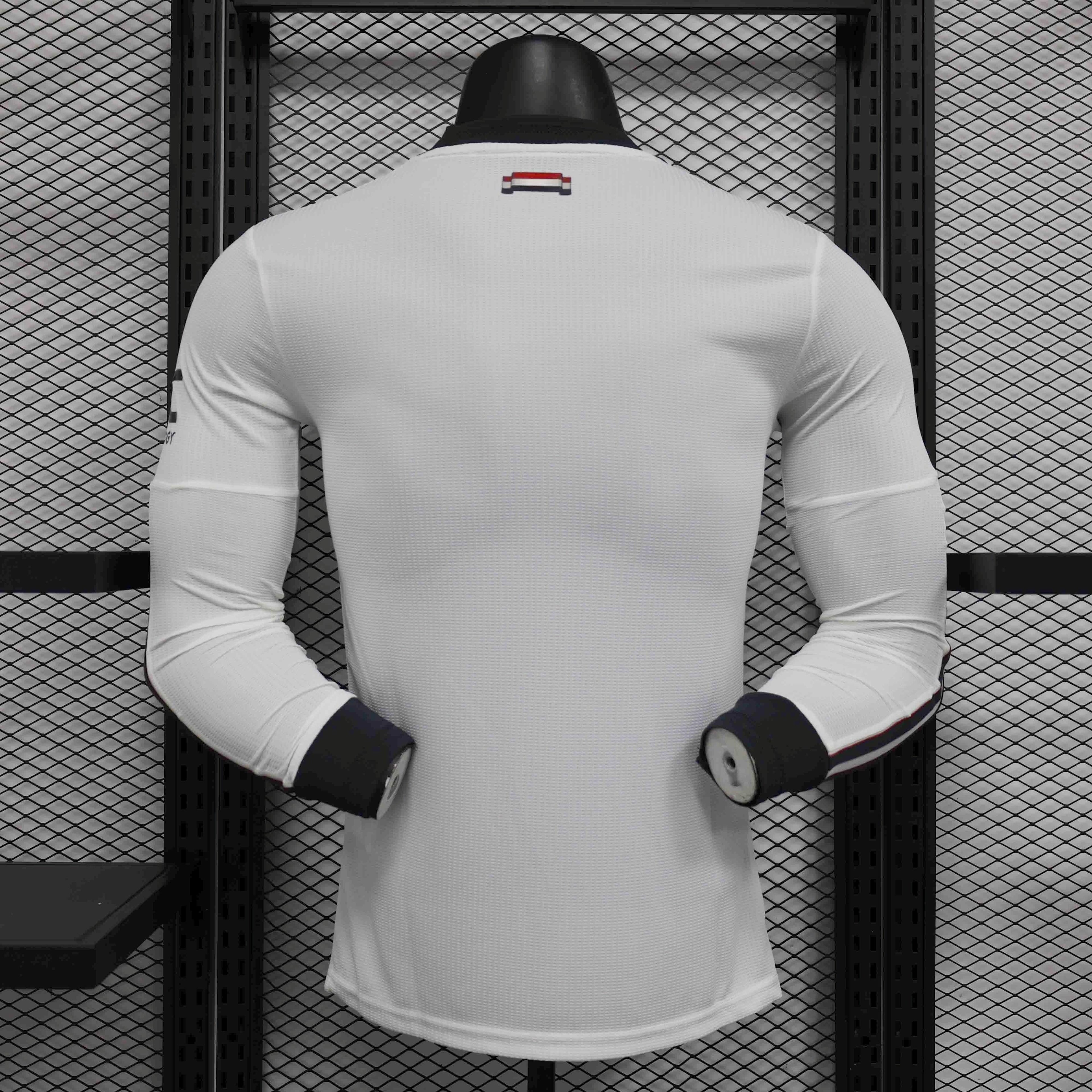 Maillot Manchester United manches longues 2024-25 de la marque Le 12-ème Maillot, logo et design visibles sur le vêtement.