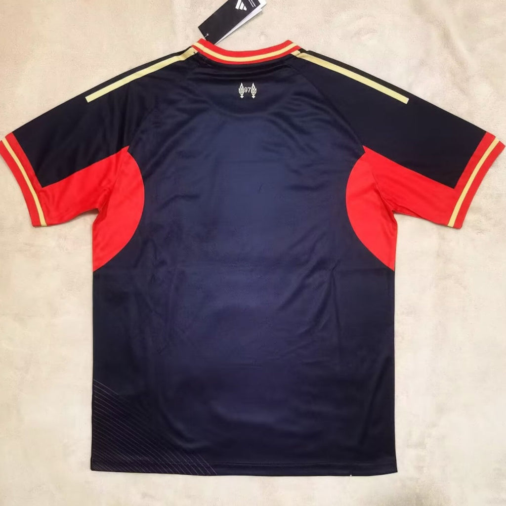 Maillot Liverpool rouge 25/26 Le 12 -ème Maillot avec logo Eagles, vue front sur le maillot de football pour jeunes