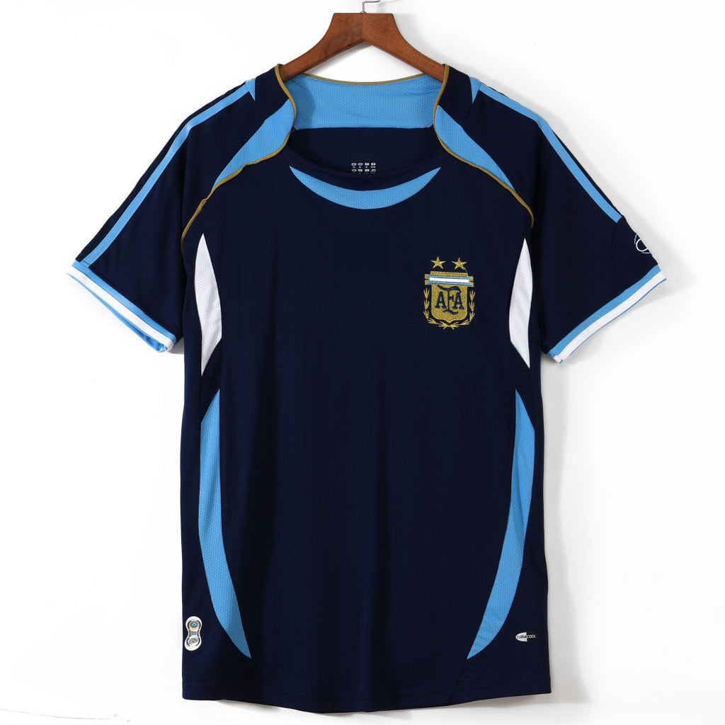 Maillot extérieur rétro de l'Argentine 2006, marque Le 12, avec design vintage et couleurs bleu ciel et blanc.