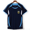 Maillot extérieur rétro de l'Argentine 2006, marque Le 12, avec design vintage et couleurs bleu ciel et blanc.