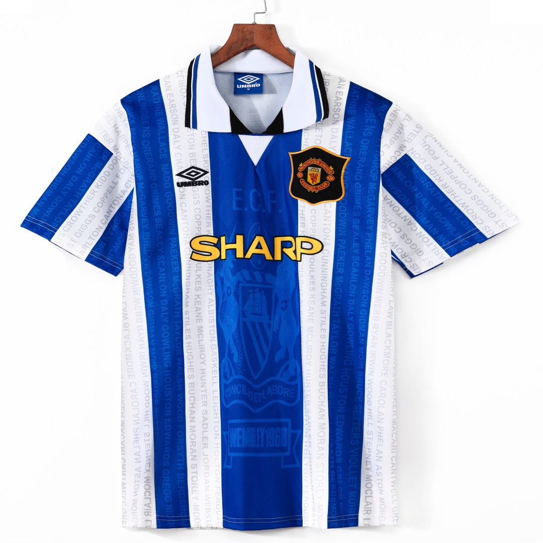 Maillot Manchester United Third Retro 1994-1996, blanc avec détails rouges, logo de l'équipe et design vintage, par Le 12 -ème Maillot