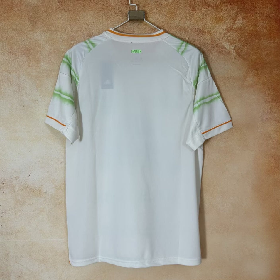 Maillot extérieur Celtic Glasgow 25/26 de la marque Le 12-ème, vue de face avec logo et motifs verts.