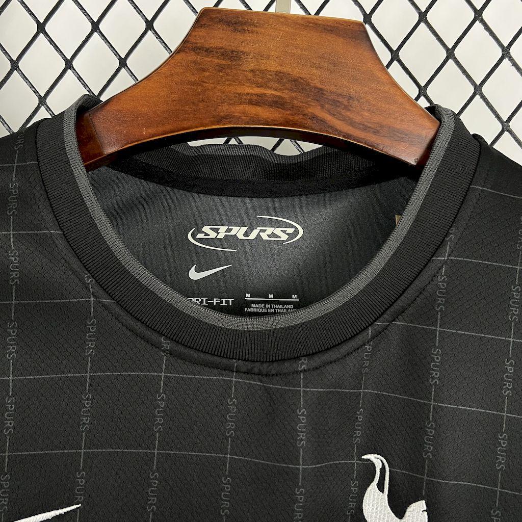 Maillot extérieur de Tottenham 2025-26 de la marque Le 12-ème Maillot, vue front avec logo et détails du maillot.