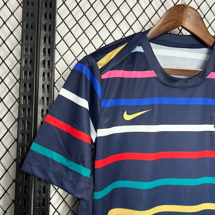Maillot d'entraînement de l'équipe de France de football 2024-2025, marque Le 12, vue de face avec logo et détails colorés