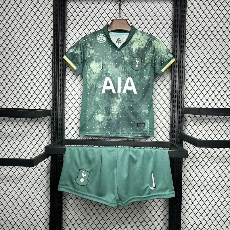 Pantalon d'enfant Tottenham Third 2024/2025 de Le 12 -ème Maillot, uniforme avec logo et détails en bleu et blanc.