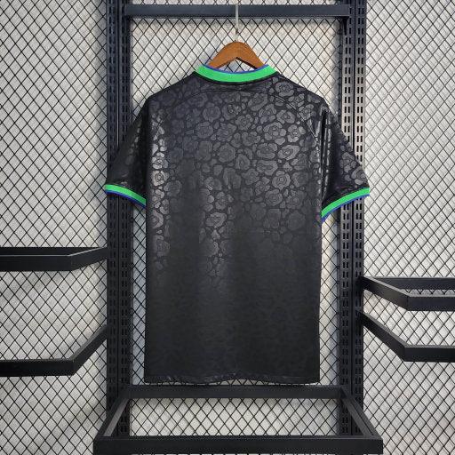 Maillot 22/23 Brésil Leopard Noir par Le 12 -ème Maillot, vue de face, détail du motif léopard noir sur le maillot de football.
