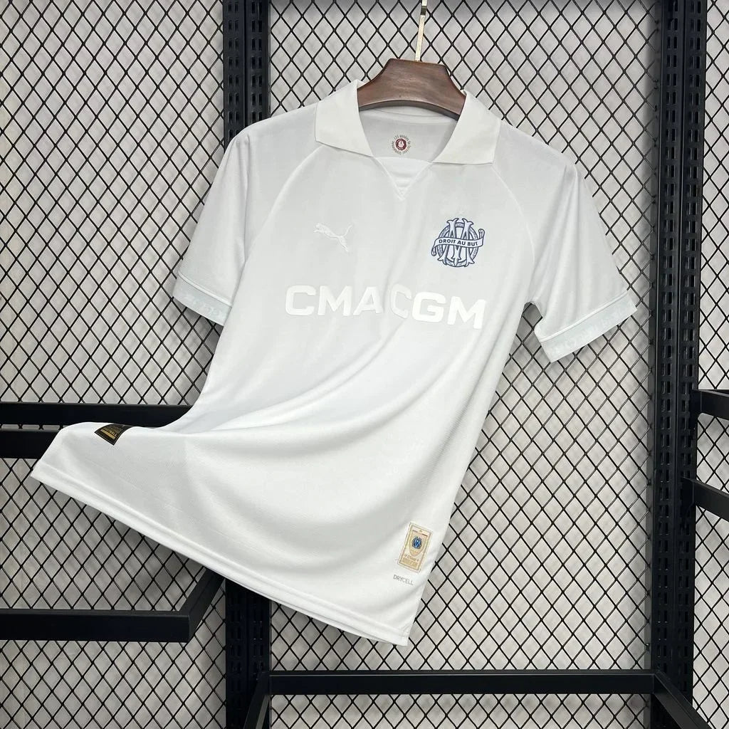 Maillot de football Olympique de Marseille 125 ans 2024-2025, blanc, de la marque Le 12 -ème Maillot, vue de face.