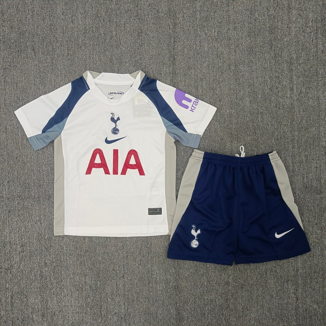 Ensemble enfant Tottenham domicile Le 12 -ème Maillot, maillot vert avec logo et détails officiels, vue de face.