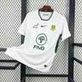 Maillot Afrique du Sud 2026 de Le 12 -ème Maillot, maillot de football avec drapeau sud-africain, visible devant un fond neutre.
