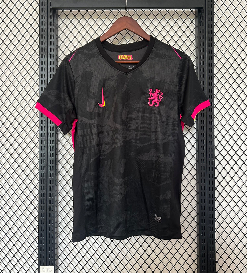 Maillot Chelsea 24/25 en noir, modèle de la saison 2024/2025, avec logo et détails de l'équipe, de la marque Le 12 -ème Maillot