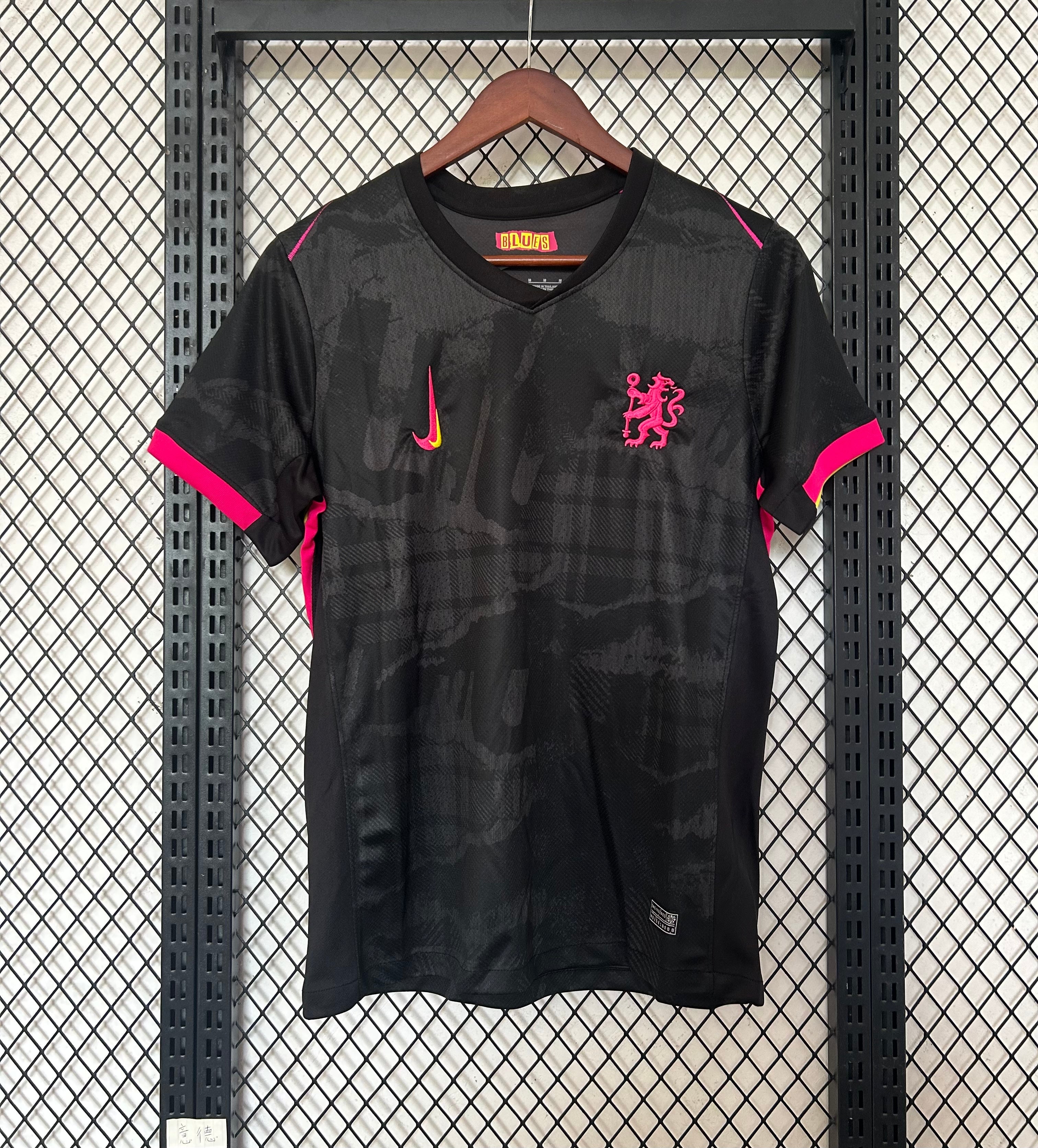 Maillot Chelsea 24/25 en noir, modèle de la saison 2024/2025, avec logo et détails de l'équipe, de la marque Le 12 -ème Maillot