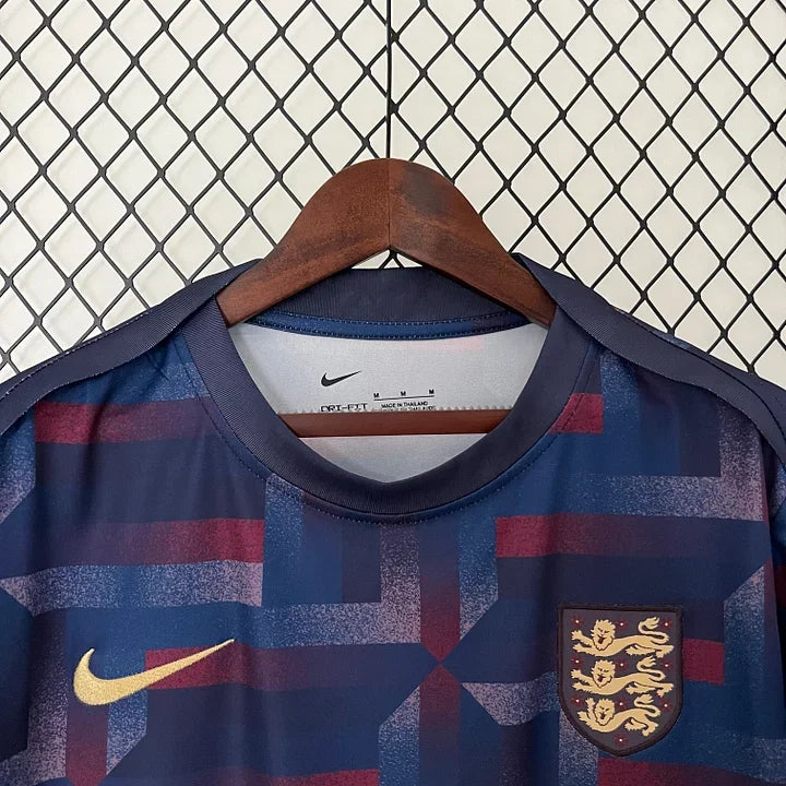 Maillot d'entraînement Angleterre 2024-25, marque Le 12 -ème Maillot, en tissu léger avec logo et détails colorés.