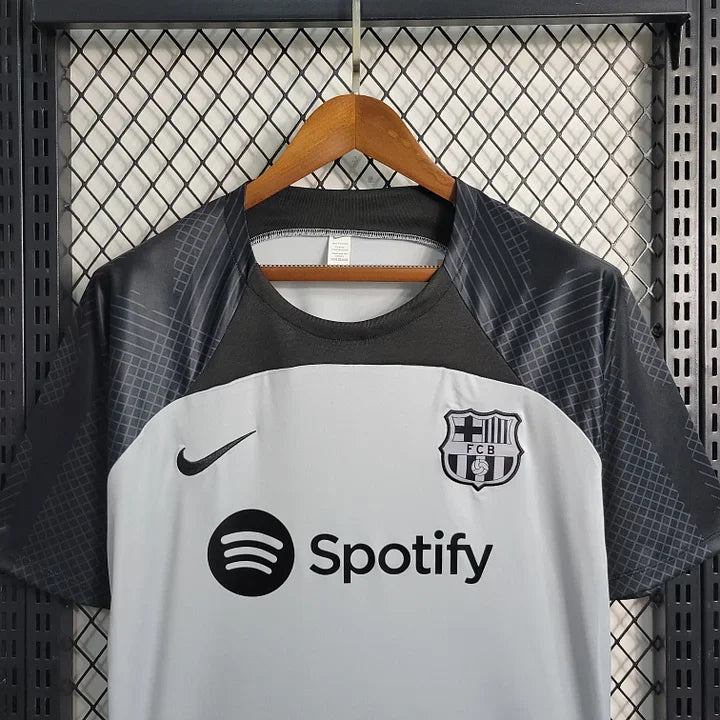 Maillot d'entraînement FC Barcelone 2023 2024 Le 12-ème, logo du club visible, tissu respirant et design moderne.