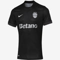 Maillot de football Sporting CP 25/26 noir, marque Le 12 -ème Maillot, vue de face avec logo et détails du maillot.