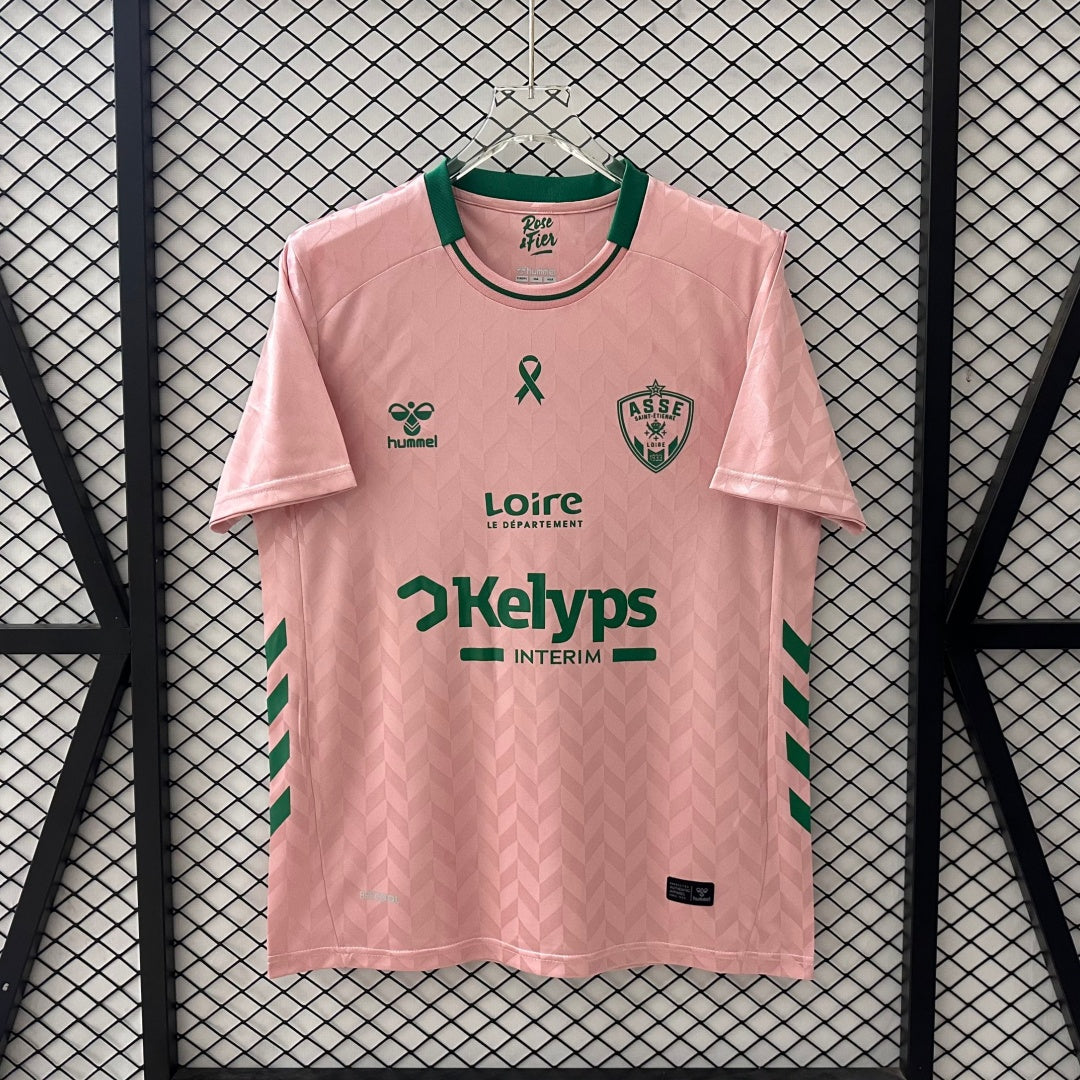 Maillot de football Saint Etienne 25/26 Le 12 -ème Maillot, maillot rose avec logo et détails du club.