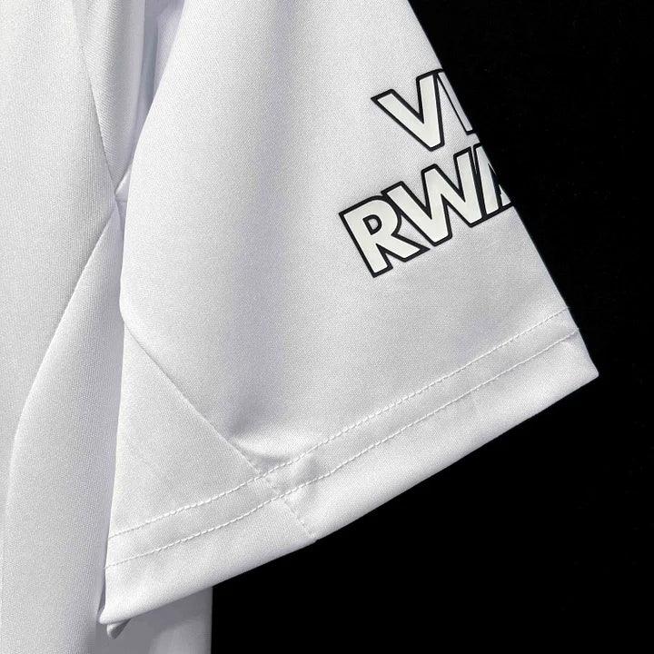 Maillot Arsenal saison 2023-2024 édition spéciale de Le 12 -ème Maillot, vue du devant avec logo et design distinctif