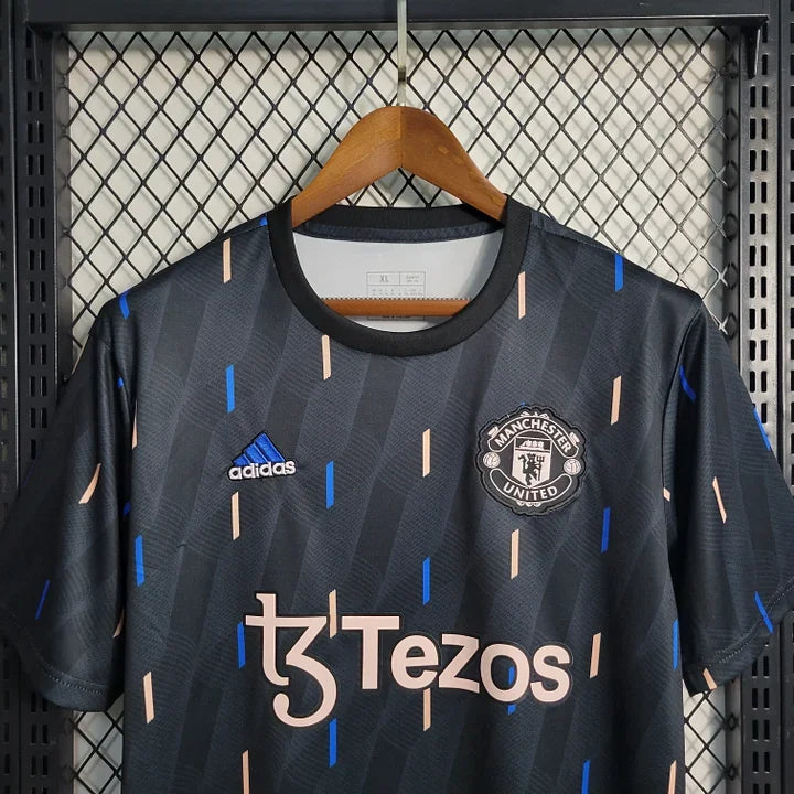 Maillot d'entraînement Manchester United 2023 de la marque Le 12 -ème Maillot, vue de face avec logo et détails de l'équipe.