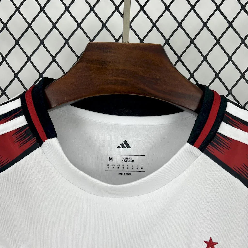 Maillot extérieur du Flamengo féminin 2025-26 par Le 12, vue de face avec logo et détails en bleu et rouge.