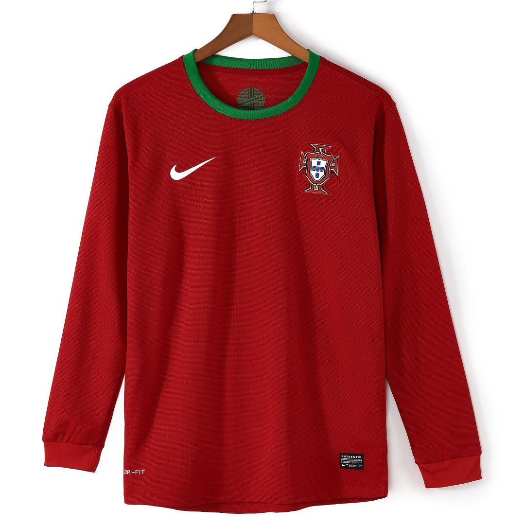 Maillot domicile rétro du Portugal 2012 à manches longues, marque Le 12 -ème Maillot, affichant le design vintage officiel.