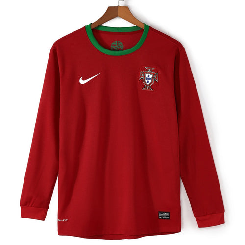 Maillot domicile rétro du Portugal 2012 à manches longues, marque Le 12 -ème Maillot, affichant le design vintage officiel.