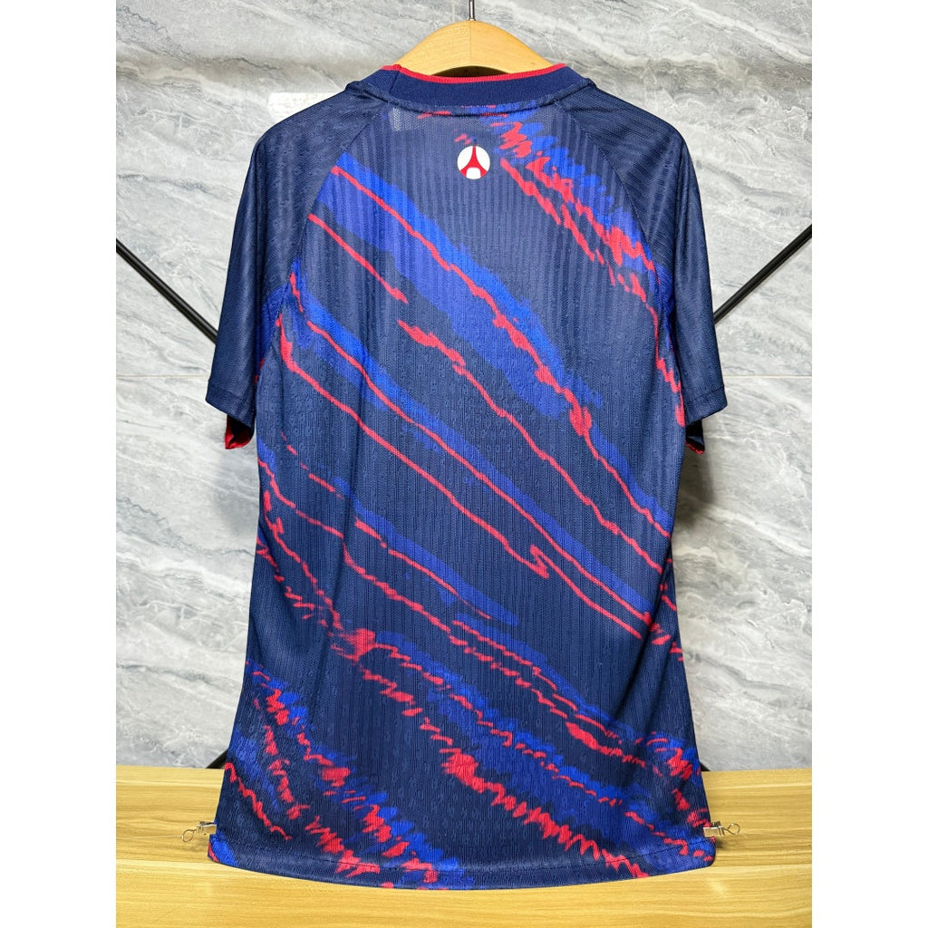 Maillot violet PSG 25/26 Le 12-ème Maillot pour joueur, détails de l'équipe et logo visibles sur le maillot.