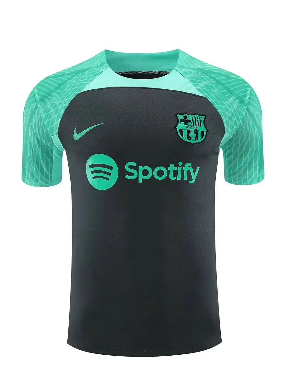 Maillot d'entraînement FC Barcelone 2023-2024 Le 12-ème, maillot de sport avec logo du club et détails en bleu et grenat.