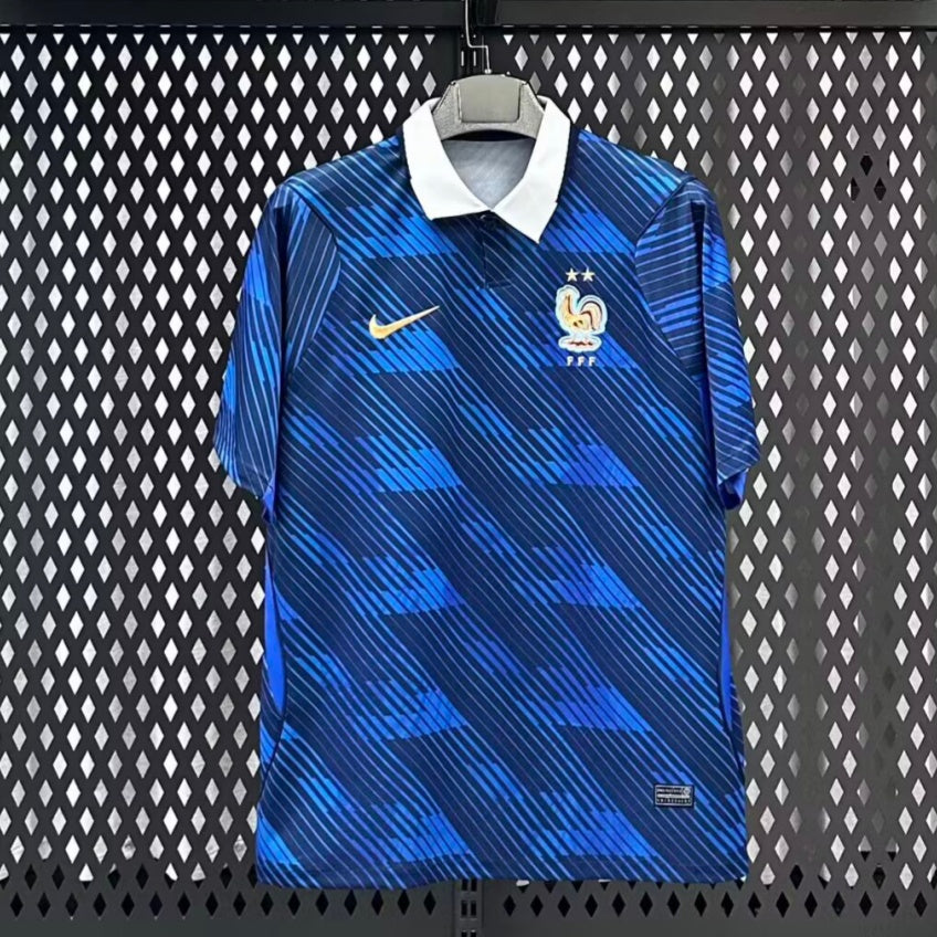 Maillot domicile de football France 25/26 de la marque Le 12 -ème Maillot, maillot officiel avec le logo et les couleurs de l'équipe nationale