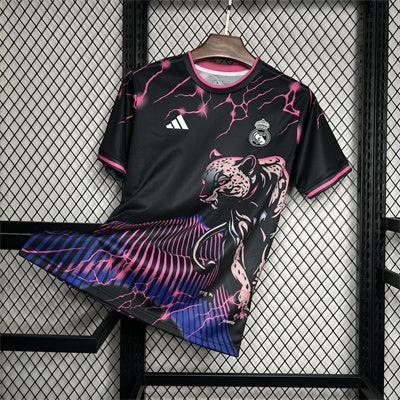 Maillot Real Madrid noir rose Panther 2024/25 de Le 12 -ème, vue de face avec détails du design et logo.